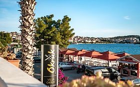 Villa Okruk-10 meters away from the beach